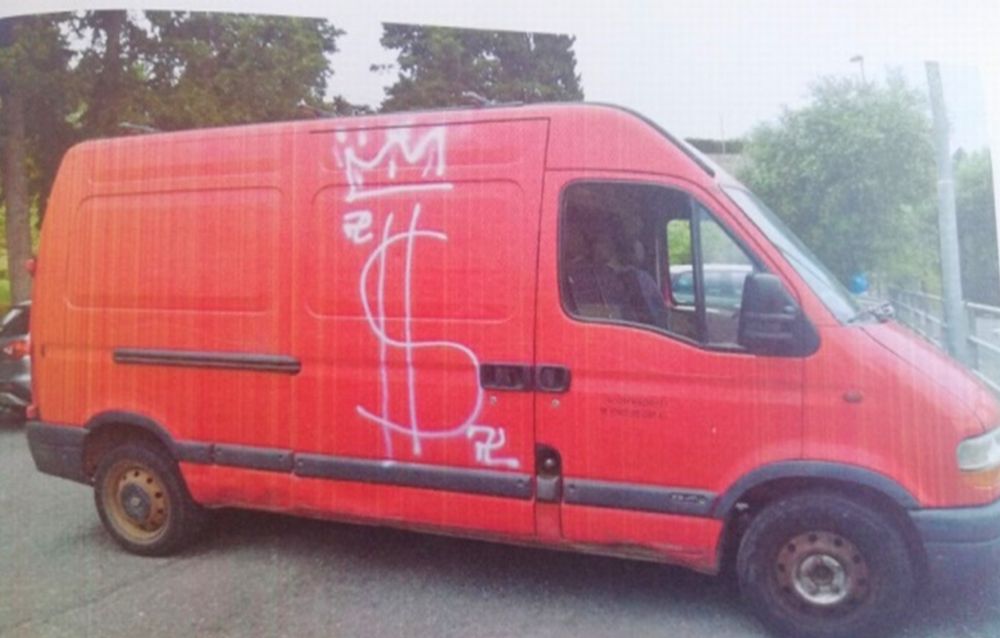 Imperia. Identificati dalla Polizia di Stato i  minorenni i componenti del gruppo che ha imbrattato le vie della città e danneggiato auto in sosta