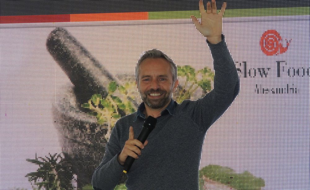 In attesa di un sabato ricchissimo di eventi Venerdì sera Diano Marina canta in piazza con Gianni Rossi