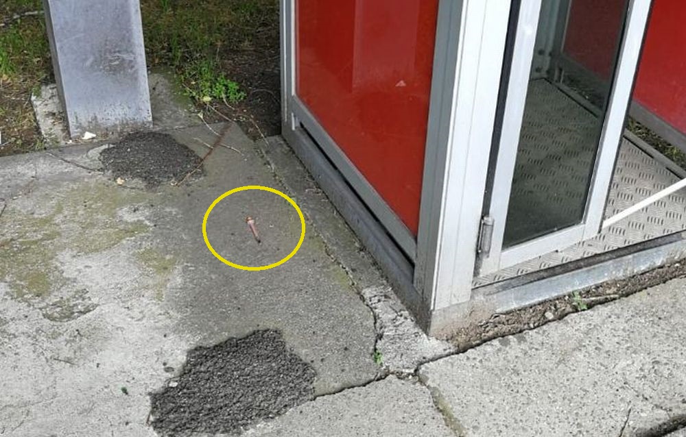 Siringhe vicino al parco giochi a Tortona. Un lettore dà l’allarme e chiama i Vigili Urbani