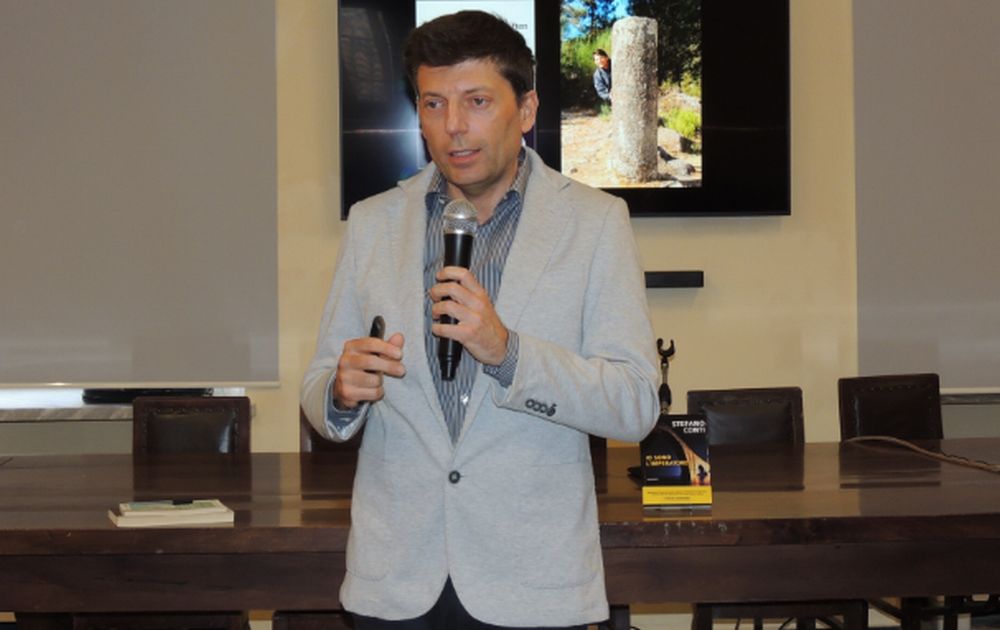 A Tortona Stefano Conti ha parlato di storia con una presentazione interattiva del suo libro