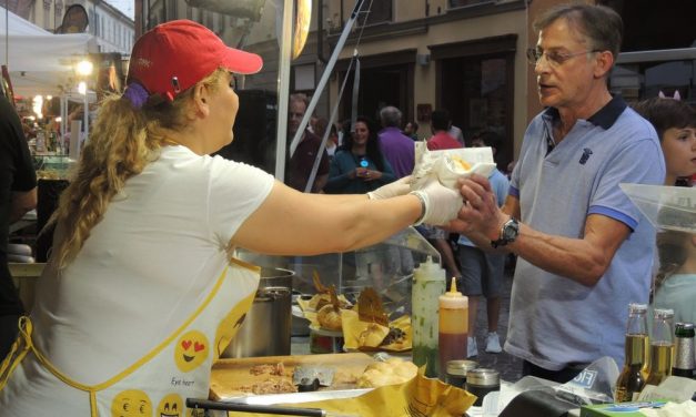 Da Venerdì a Tortona, per tutto il week end torna lo Street Food con “Platea Cibis” e si mangiano prelibatezze in strada