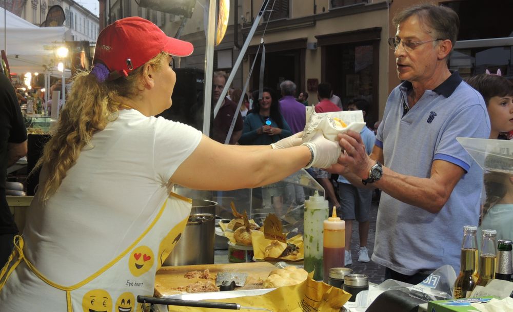Da Venerdì a Tortona, per tutto il week end torna lo Street Food con “Platea Cibis” e si mangiano prelibatezze in strada