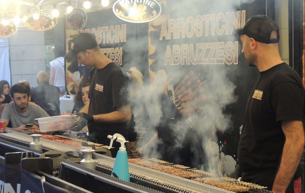 Bombole accese in via Emilia e odore di frittura: lo Street Food a Tortona é pericoloso? La protesta di un lettore