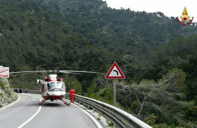 Motociclista penzola nel vuoto in seguito ad incidente stradale, salvato dalla tuta impigliata al Guard rail ad Airole
