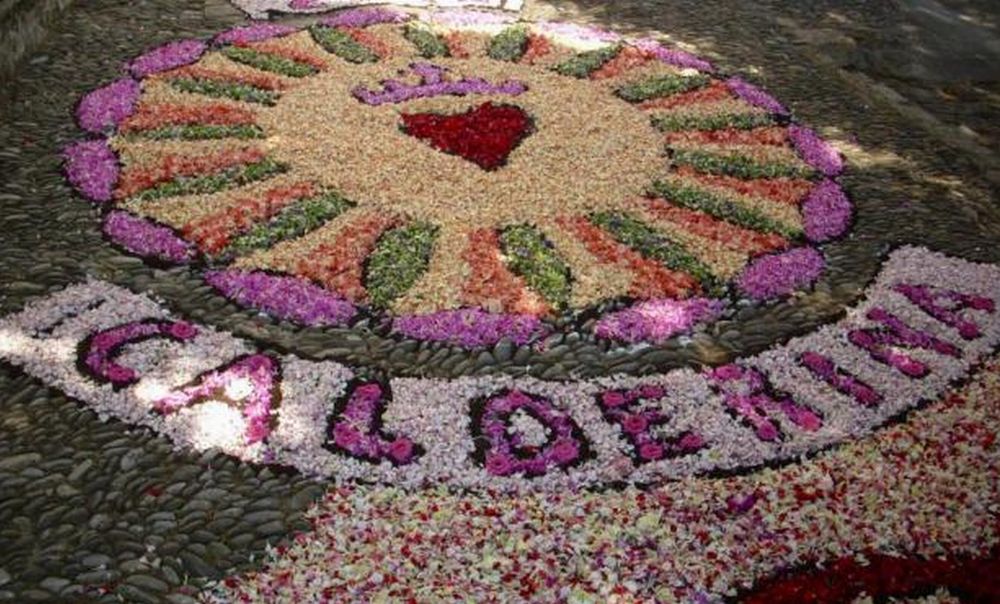 Domenica c’è l’infiorata del Corpus Domini a Diano Calderina