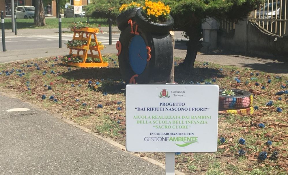 I bambini tortonesi fanno nascere i fiori dai rifiuti