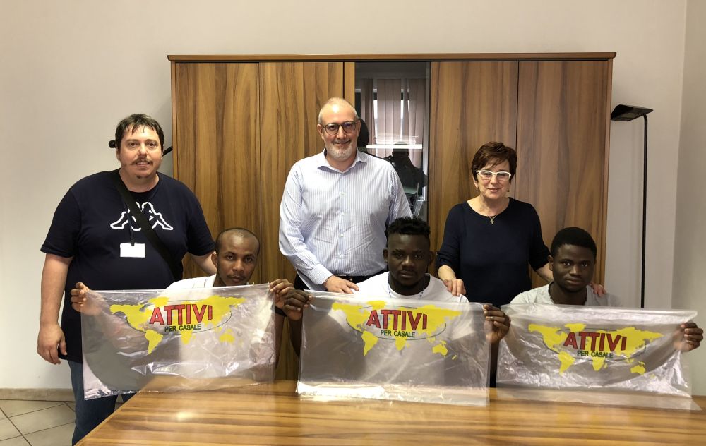 I migranti come volontari alla pulizia della città di Casale Monferrato