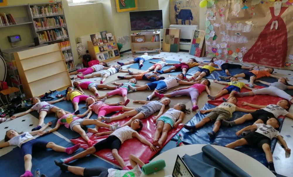 I bambini tortonesi fanno yoga in biblioteca