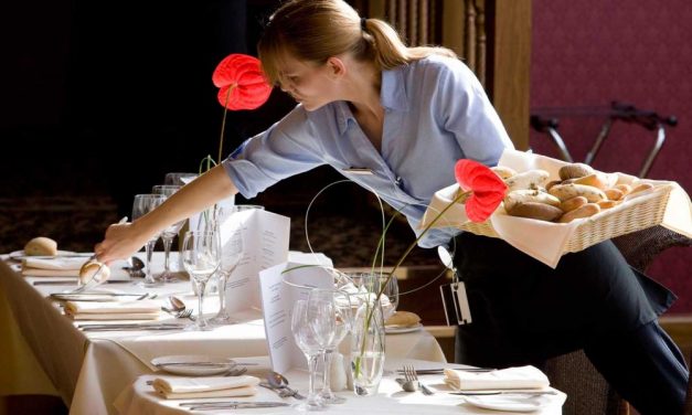 Piccole Storie Tortonesi: la cameriera che prende della puttana davanti ai clienti nel ristorante straniero