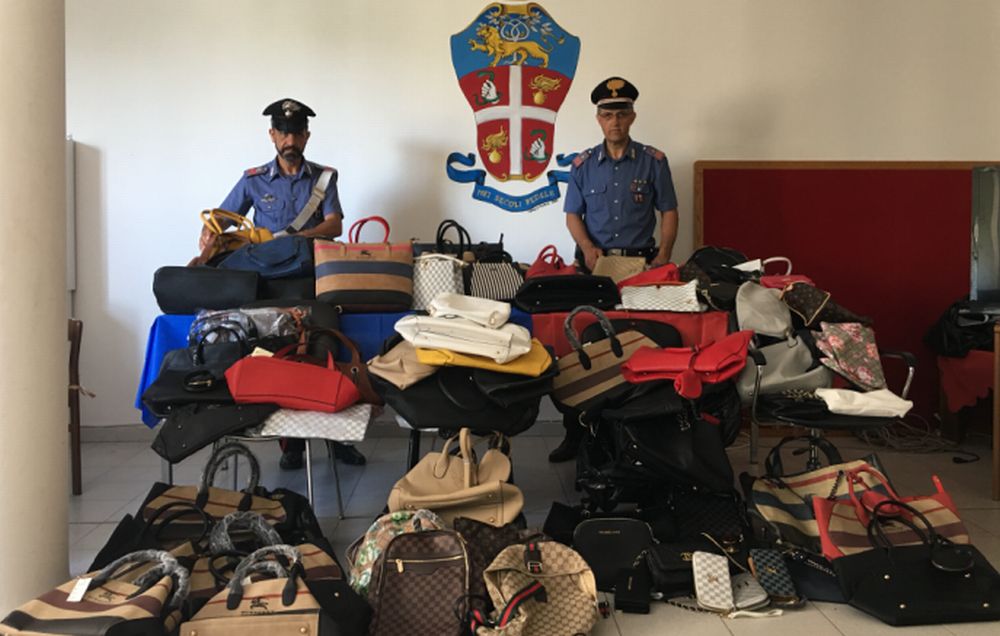 Controlli dei Carabinieri al mercato di Sanremo, sequestrati centinaia di capi contraffatti