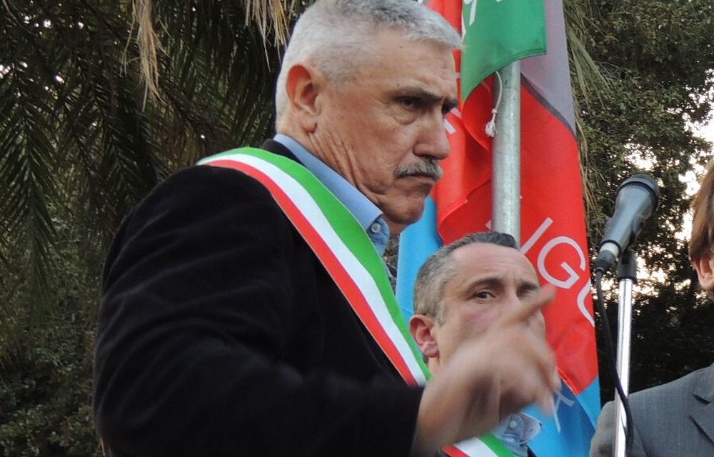 Muore un pony a Diano Marina, il sindaco Chiappori ordina: “Seppellitelo subito”