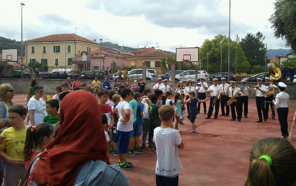 Persino la banda di Diano Marina a festeggiare la fine dell’anno scolastico a Villa Scarsella