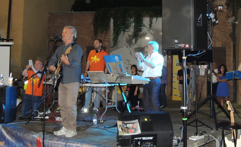 Donatello torna ad esibirsi in pubblico con un concerto in piazza Duomo