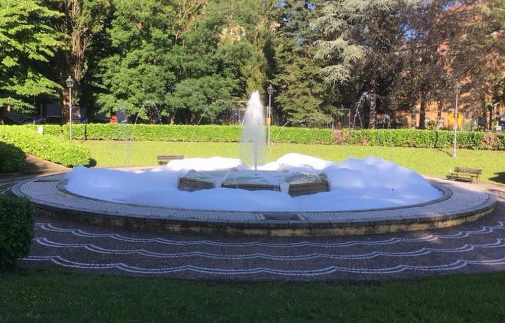 La fontana di Tortona piena di schiuma: vandali o probabile scherzo di fine anno scolastico?