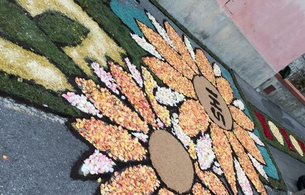 Successo oltre ogni previsione per l’infiorata a Diano Castello realizzata dal Gruppo Infiorata “Via delle Torri”