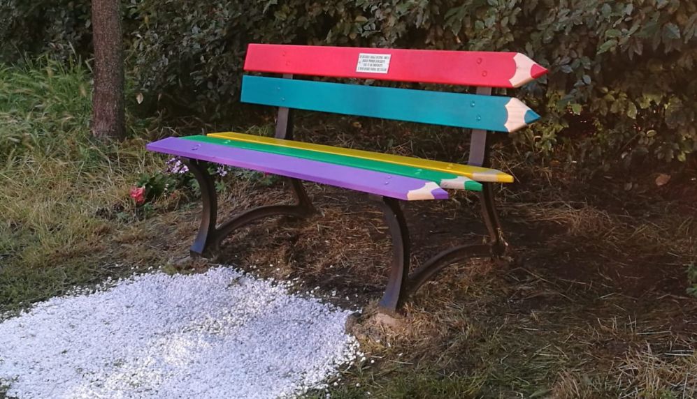 A Tortona una panchina colorata per ricordare Maria Teresa Ronchetti