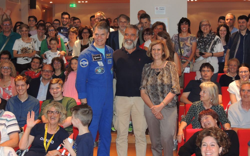 Le immagini e la cronaca dell’incredibile bagno di folla dei due astronauti della Nasa a Tortona