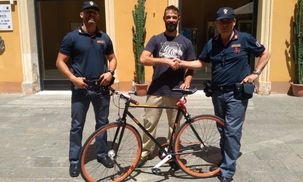 La Polizia di Imperia scopre un ladro di biciclette e restituisce il maltolto al proprietario