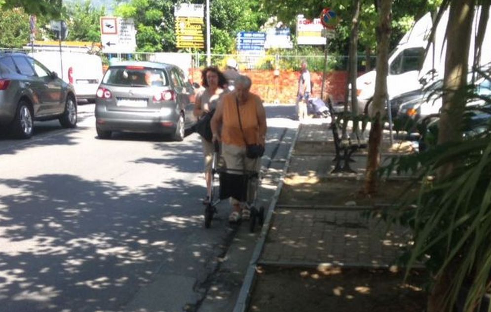 Diano Marina è veramente una città a favore dei disabili? Un lettore ci ha mandato queste immagini della centralissima via Colombo: dove passano?