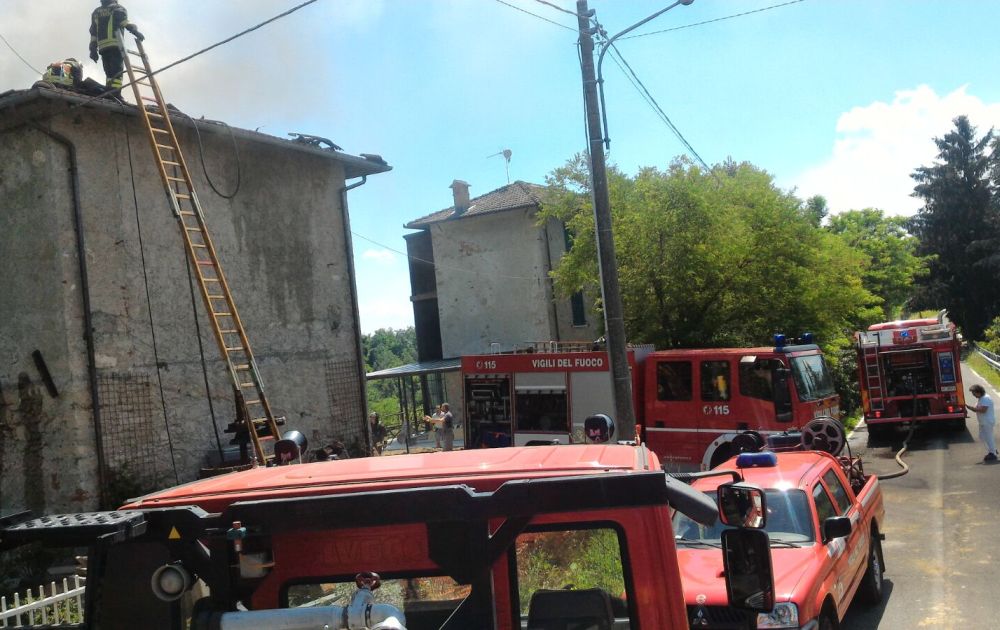 Brucia una casa a Montaldeo, i pompieri lavorano per ore