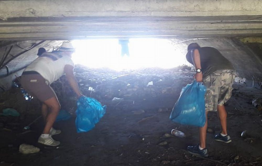 Ma dove cavolo nascondono la roba i venditori abusivi di Diano Marina? La polizia in azione anche nel rio Mortula merita un plauso