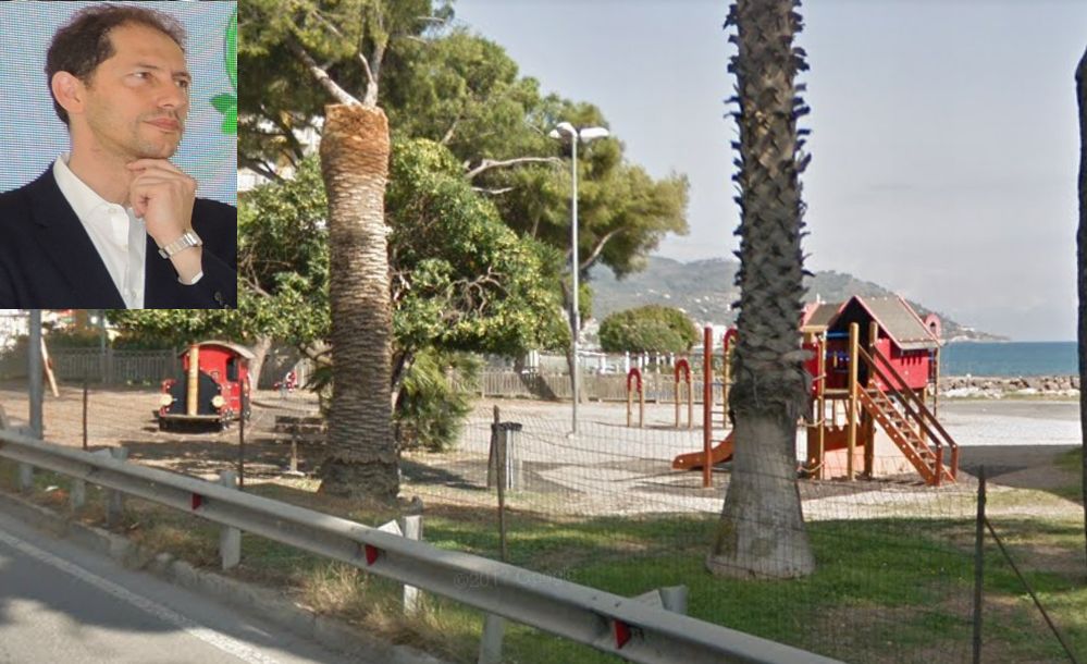 Giochi rotti al parco di Diano Marina, i turisti protestano. Il Comune: “Li aggiusteremo per l’estate e in futuro…”