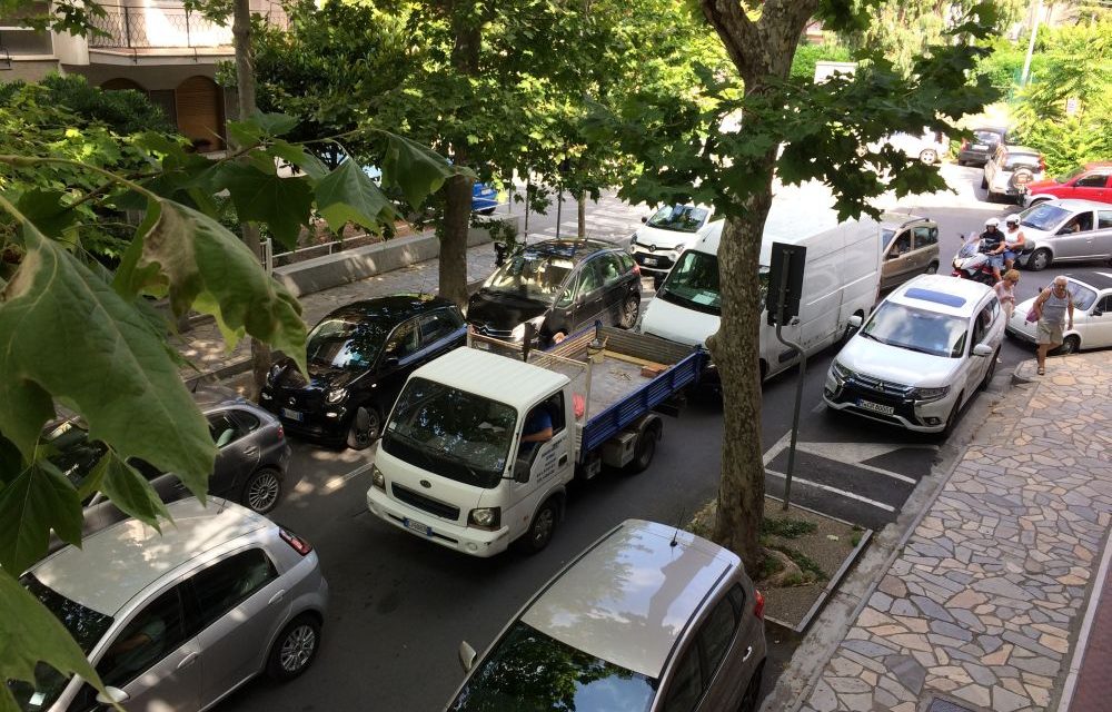 La storia di una commerciante di Diano Marina alla ricerca di parcheggi, che non ci sono, nel martedì del mercato