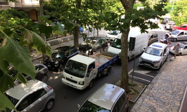 La storia di una commerciante di Diano Marina alla ricerca di parcheggi, che non ci sono, nel martedì del mercato