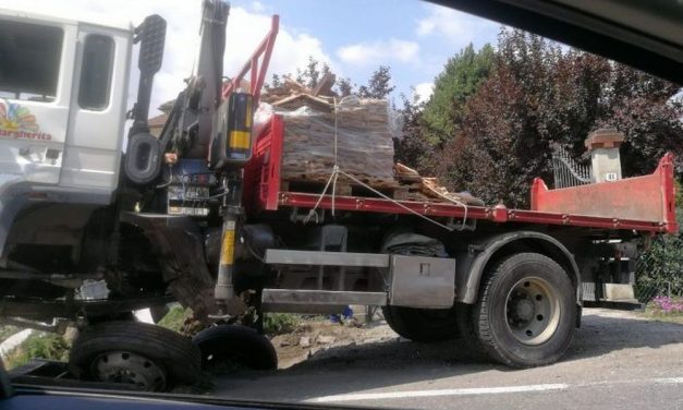 Schianto frontale auto/camion alla periferia di Tortona, grave una ragazza poco più che ventenne e guasti all’energia elettrica