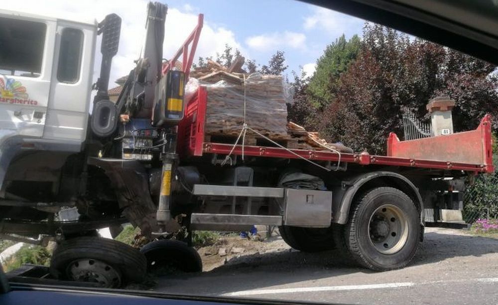 Schianto frontale auto/camion alla periferia di Tortona, grave una ragazza poco più che ventenne e guasti all’energia elettrica