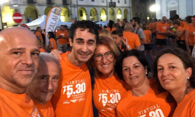 Le immagini di oltre 400 tortonesi che si alzano prima del gallo per andare a correre nella città deserta per “Run5:30” l’iniziativa che….
