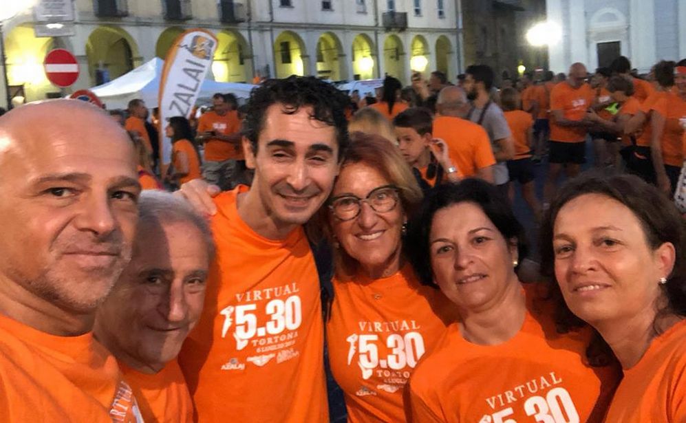 Le immagini di oltre 400 tortonesi che si alzano prima del gallo per andare a correre nella città deserta per “Run5:30” l’iniziativa che….