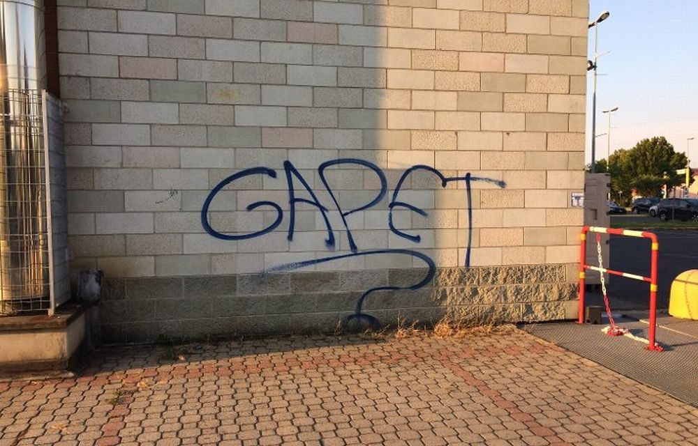 A Tortona una scritta strana: grafomani eruditi oppure un messaggio in codice?