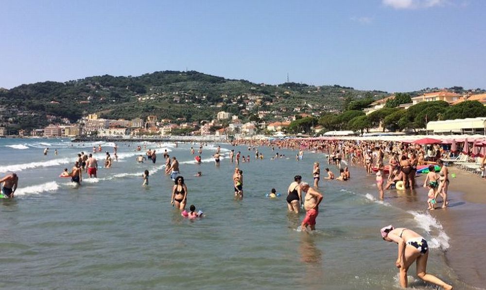 Ricordatevi: domani e domenica sulle spiagge libere di Diano Marina non si può giocare, bere birra, fumare e ascoltare musica. Sulle private sì