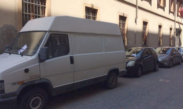 Ecatombe di multe per chi parcheggia in via Rattazzi ad Alessandria, ma gli automobilisti continuano lo stesso