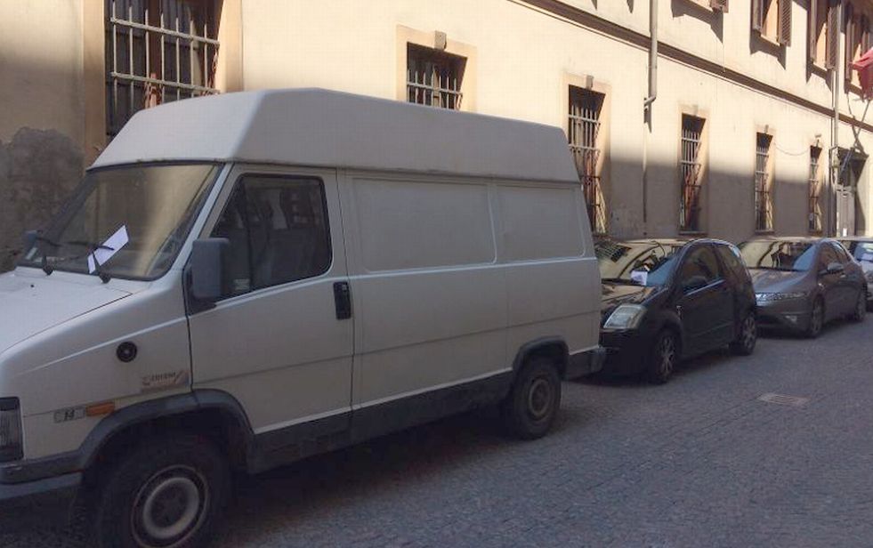 Ecatombe di multe per chi parcheggia in via Rattazzi ad Alessandria, ma gli automobilisti continuano lo stesso