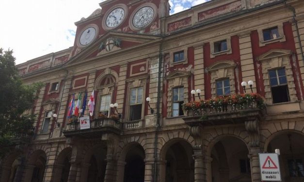 Alcuni manifestanti impediscono lo svolgimento del Consiglio comunale di Alessandria