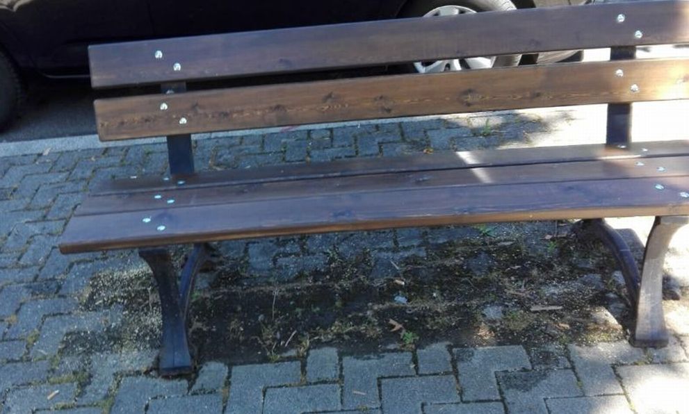 A Tortona è stata aggiustata la panchina di Angela Merkel