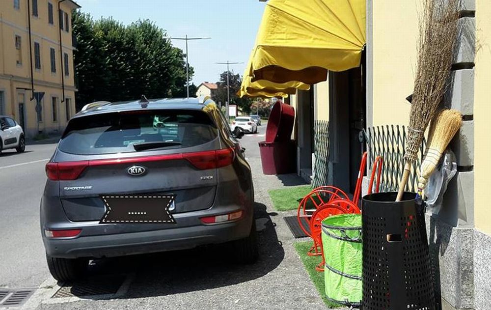 La nuova moda di Tortona: parcheggiare l’auto davanti a un negozio per andare a comperare da un’altro