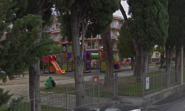 Pini troppo inclinati e pericolosi al parco giochi di Diano Marina, il Comune decide di abbatterli