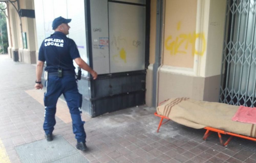 La vecchia stazione di Diano Marina usata come Dormitorio all’aperto, scoperto dalla Polizia locale