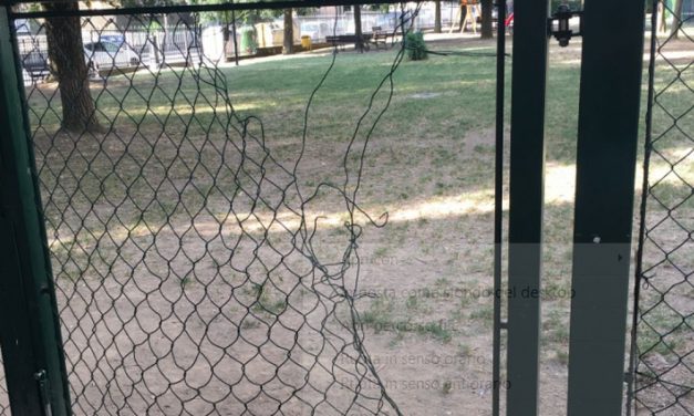 Tortona, la rete dell’area cani divelta, non c’è più sicurezza per i bambini