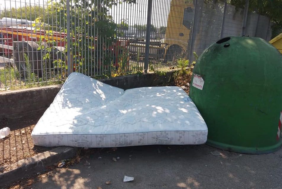 A Tortona due settimane per raccogliere materassi, a Sale di più. Gestione Ambiente: “Sono i tempi”