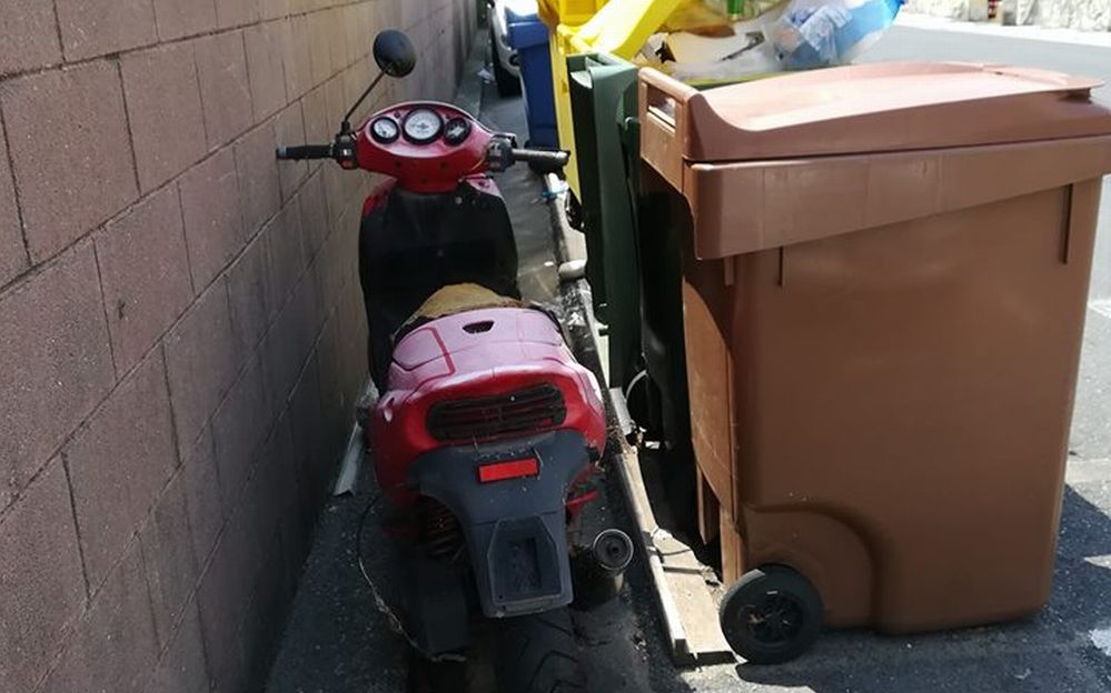 Rifiuti ingombranti nel Golfo Dianese: ma gli spazzini davvero porteranno via la moto?