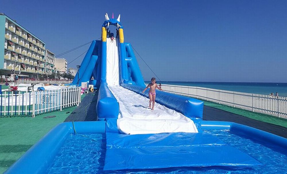 Adrenalina e divertimento tornano a Vallecrosia con lo scivolone acquatico di 50 metri