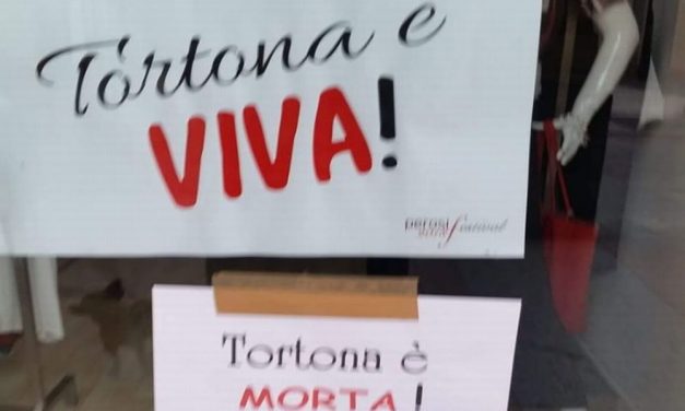 Tortona è viva o morta? Diversi cartelli appesi fuori dai negozi da qualcuno aprono l’interrogativo