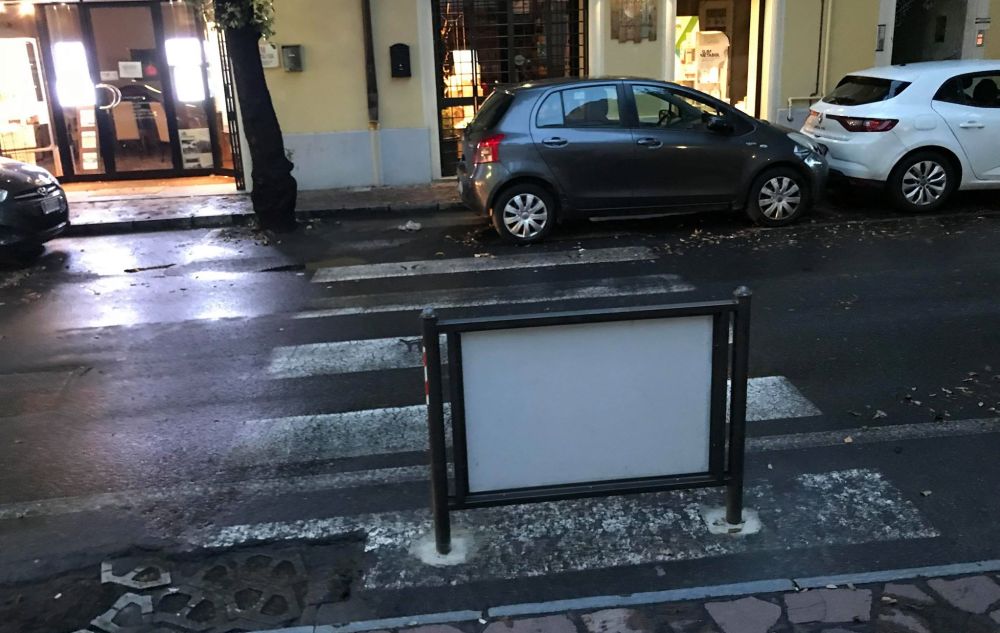 Ma è normale che una città come Diano Marina privilegi la pubblicità a pedoni e disabili?