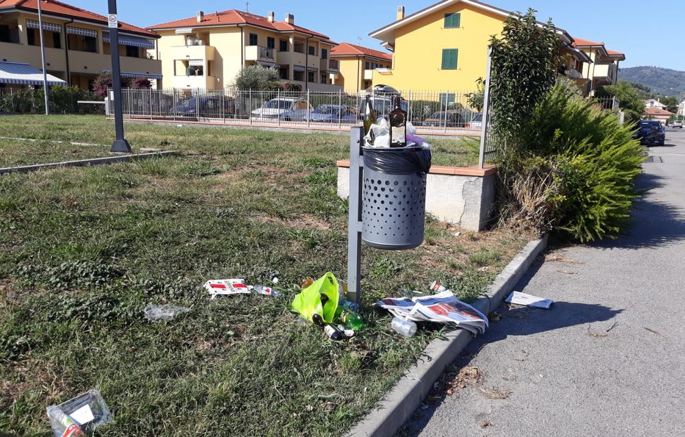 Parco di via Giaiette a Diano Marina: maleducazione, cestini insufficenti o servizio scarso?