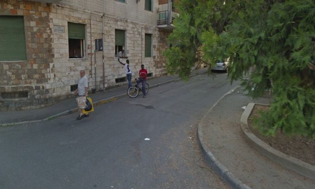 Tortonese di 57 anni prende guanti e sacchetto e va a pulire la via dove abita