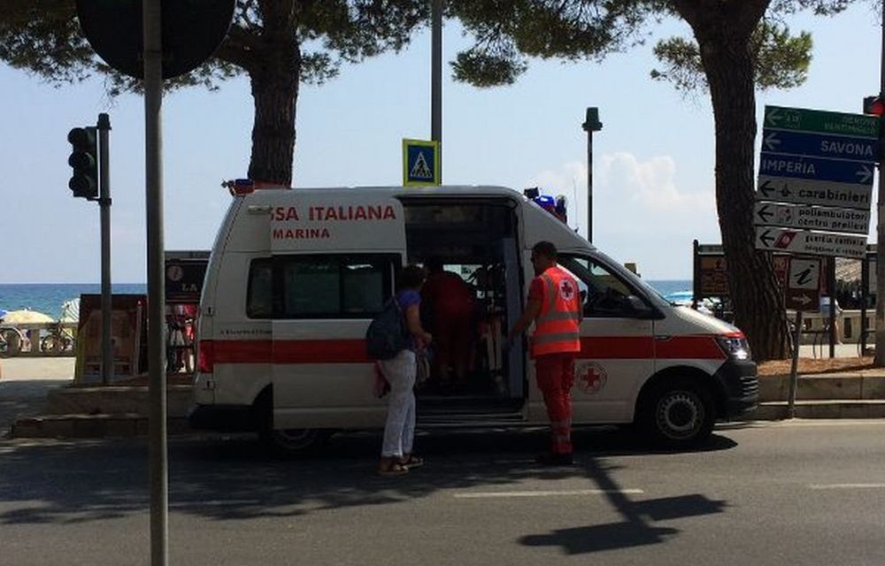 Malore in spiaggia a Diano Marina, interviene la Croce Rossa